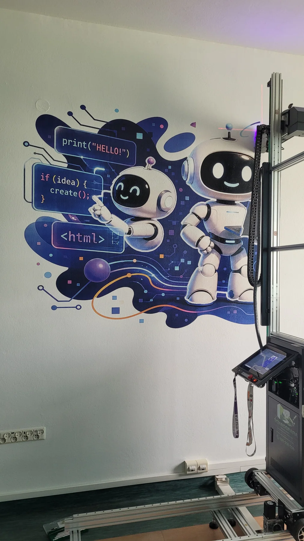 Mural z robotami w pracowni informatycznej podczas druku